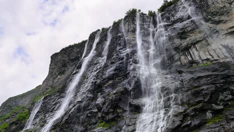 el fiordo de geiranger, la cascada de las siete hermanas, la hermosa naturaleza, el paisaje natural de noruega.