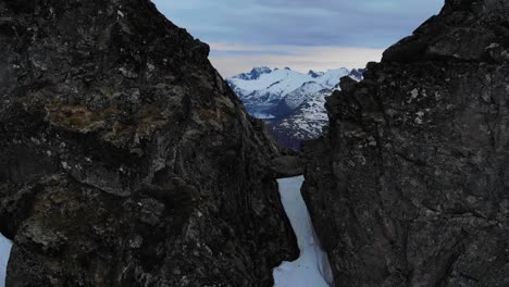 Natural-vertigo-effect-with-mountains-in-the-foreground-and-in-the-background