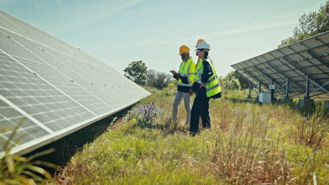 Equipo-En-La-Planta-De-Paneles-Solares-Para-Inspección.