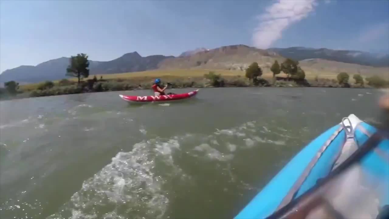 Uomo in kayak lungo il fiume Yellowstone.
