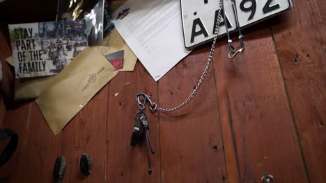 accesorios de motocicleta y documentos en una pared de madera