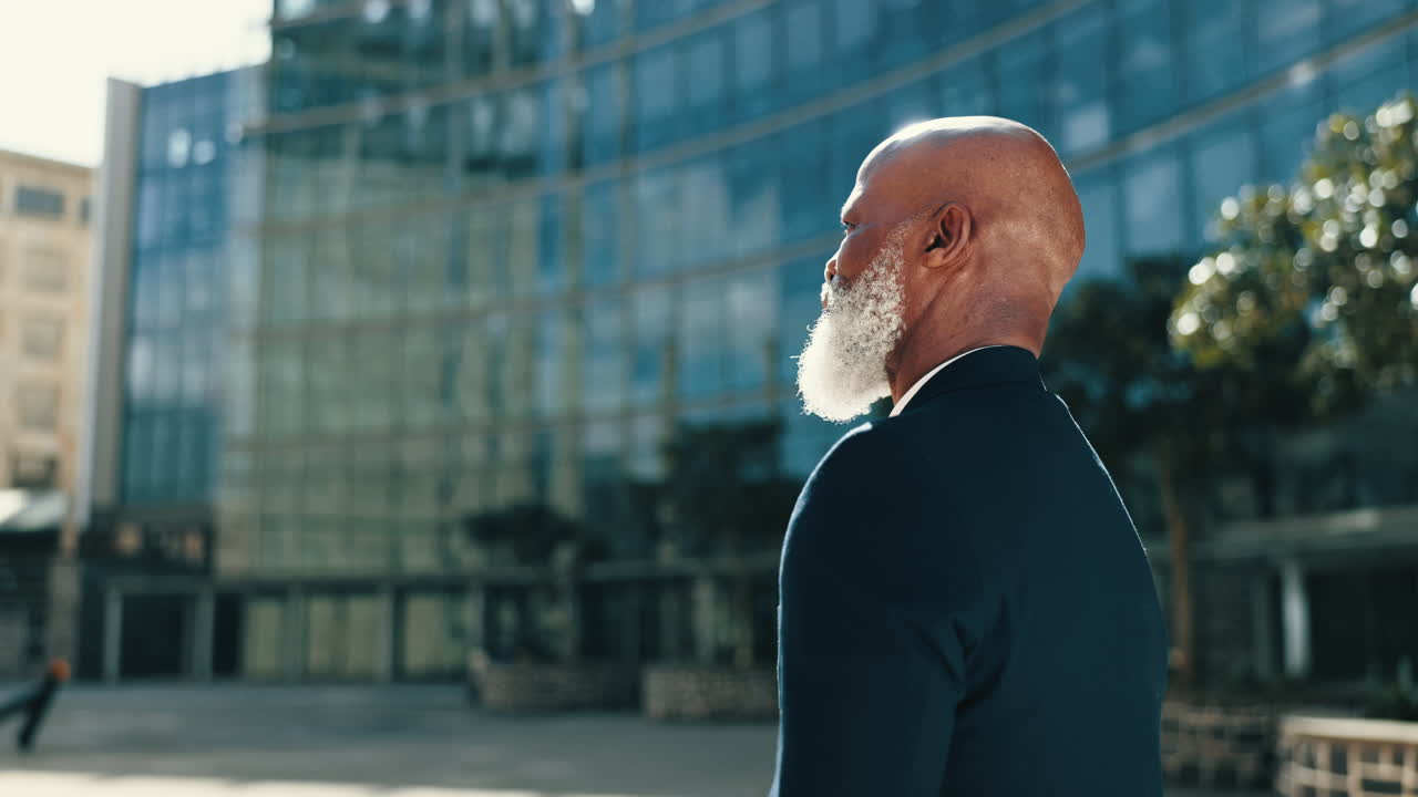 hombre negro, anciano en la ciudad y pensando