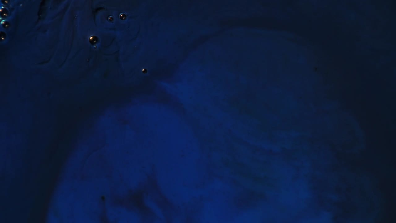 el fluido abstracto azul se mueve y se vuelve más brillante.