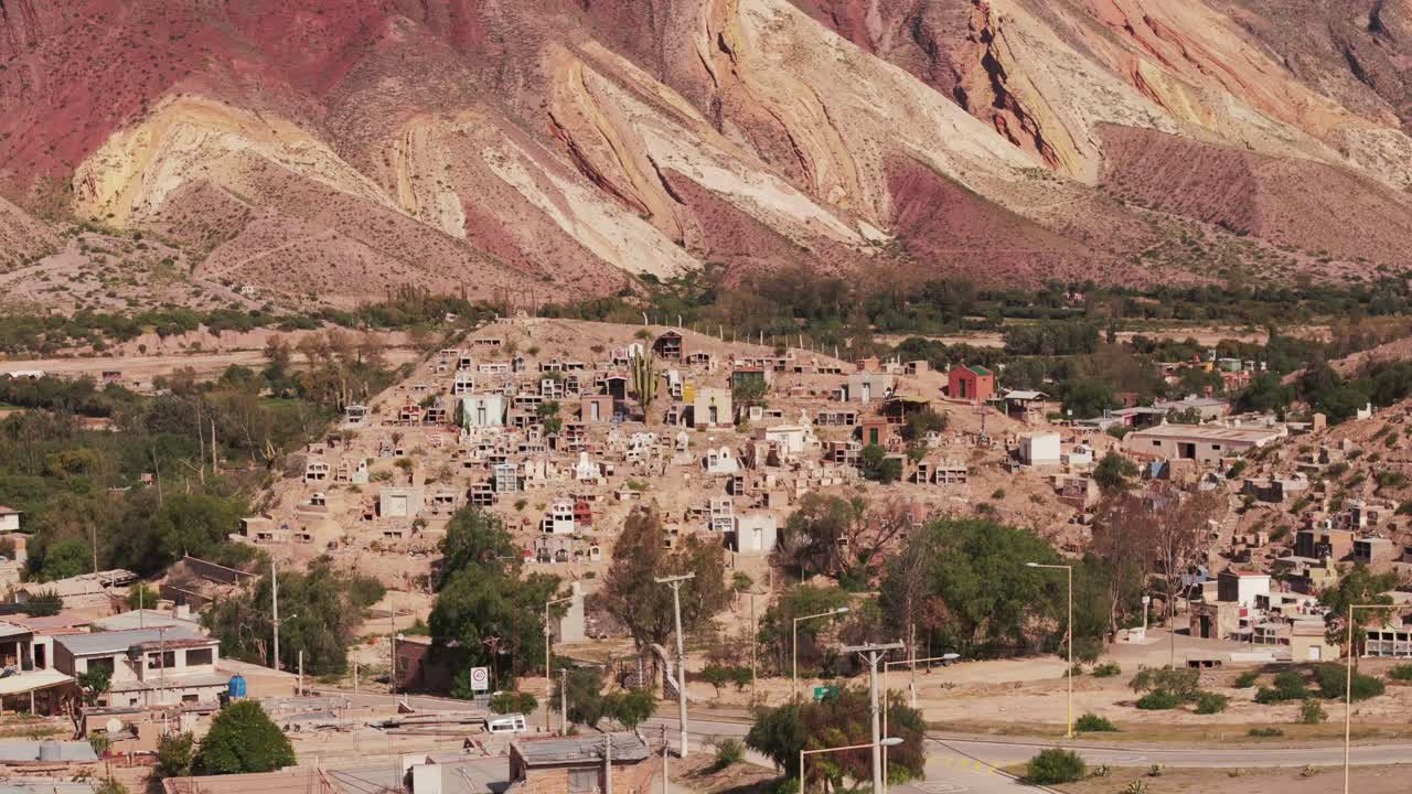 vista de cerca de un pintoresco cementerio ubicado en la ciudad de maimará, jujuy, argentina