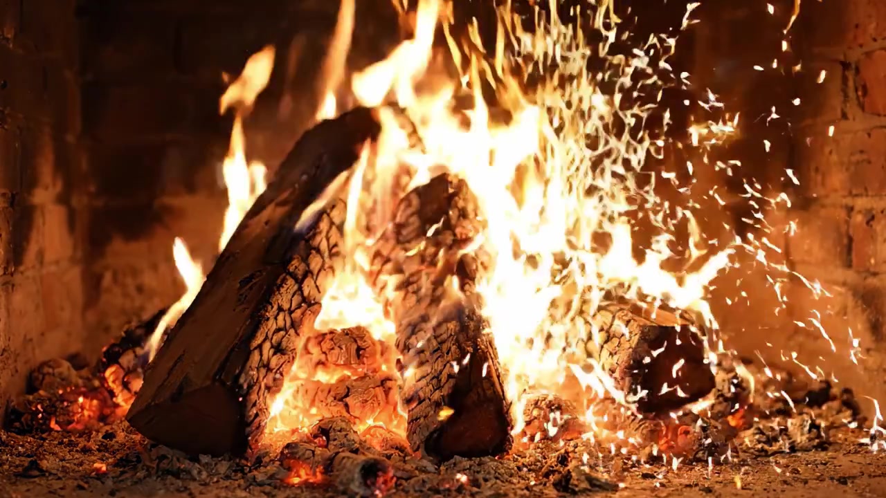 Fiamme Ipnotiche che Danzano in un Accogliente Camino, Emanando Calore e Atmosfera, Creando un'Ambiente Sereno per il Relax e il Piacere