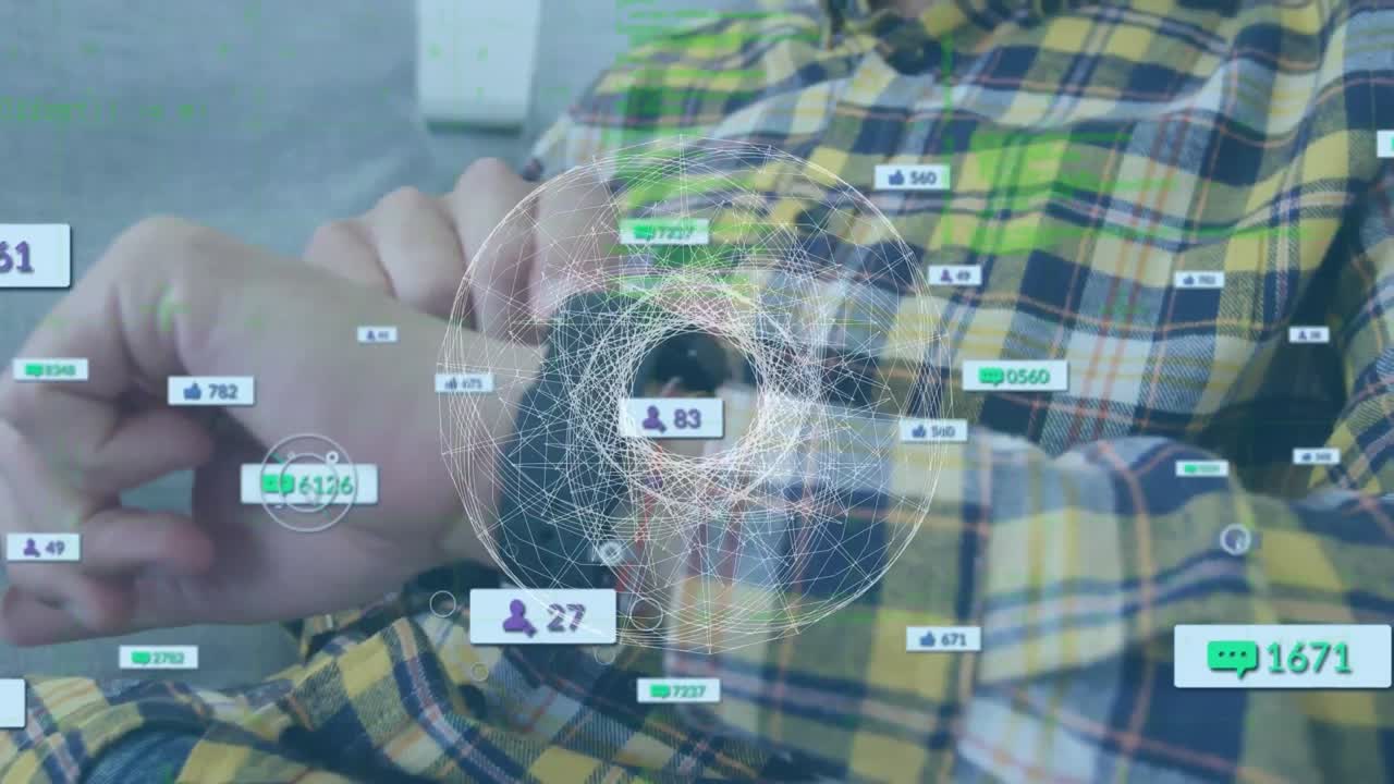 animación de escaneo de alcance e iconos de redes sociales sobre el hombre usando un reloj inteligente