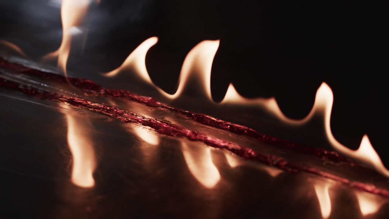 video de llamas de fuego amarillas y espacio de copia en fondo negro