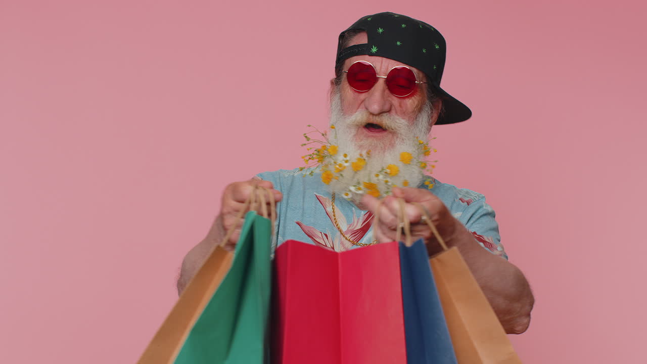 노인 쇼핑 가방 광고 할인, 블랙 프라이데이 휴일에 낮은 가격에 놀랐다