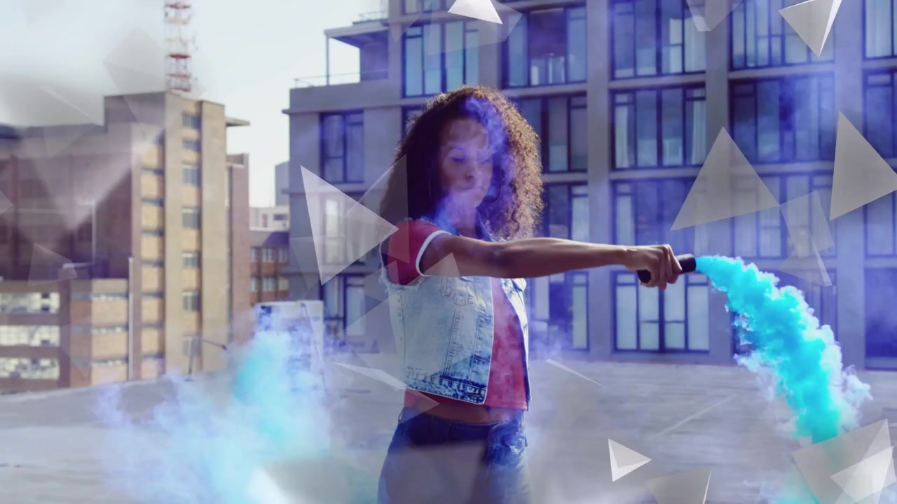 Donna che attiva un fumogeno, ruotando e muovendosi a spazzata mentre una colonna di fumo blu si alza per il branding.