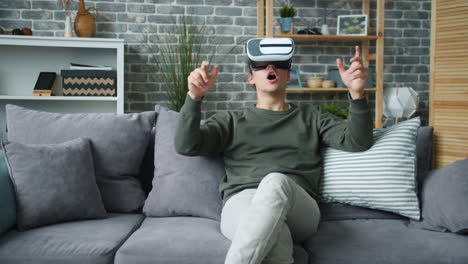 persona que utiliza auriculares vr en el hogar
