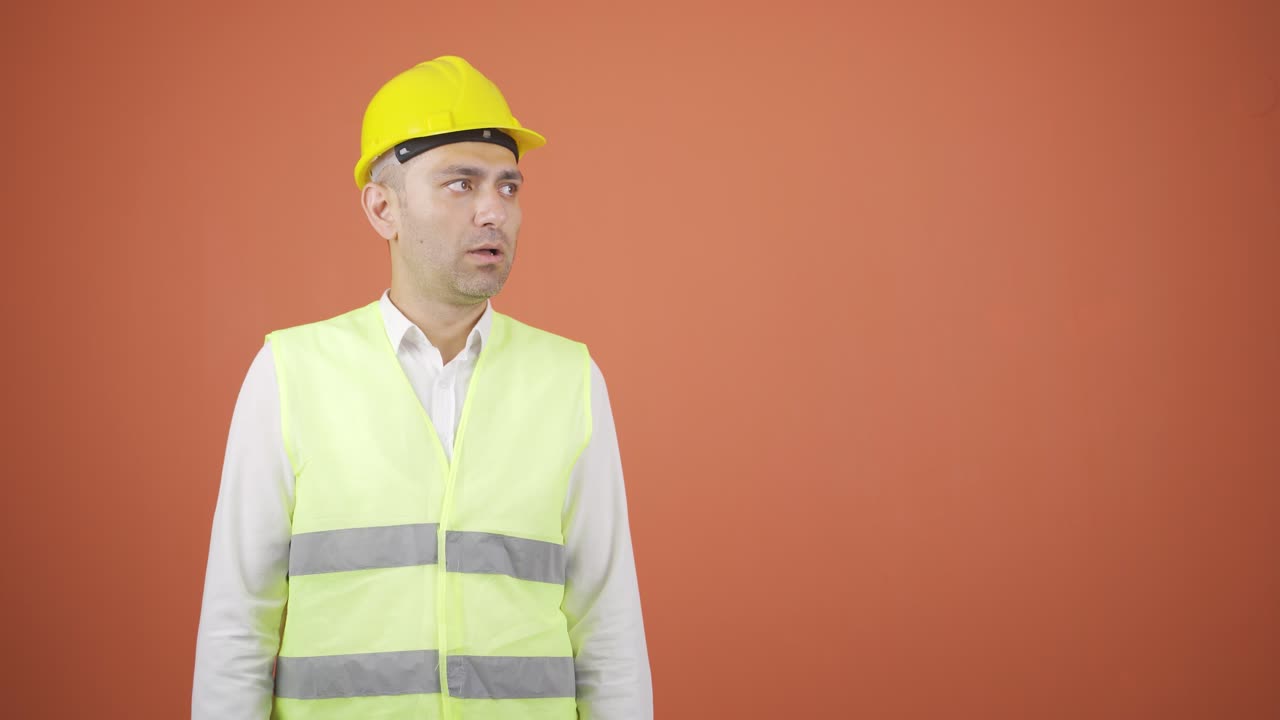 엔지니어가 놀라서 카메라를 쳐다보고 프레젠테이션을 하고 있습니다.