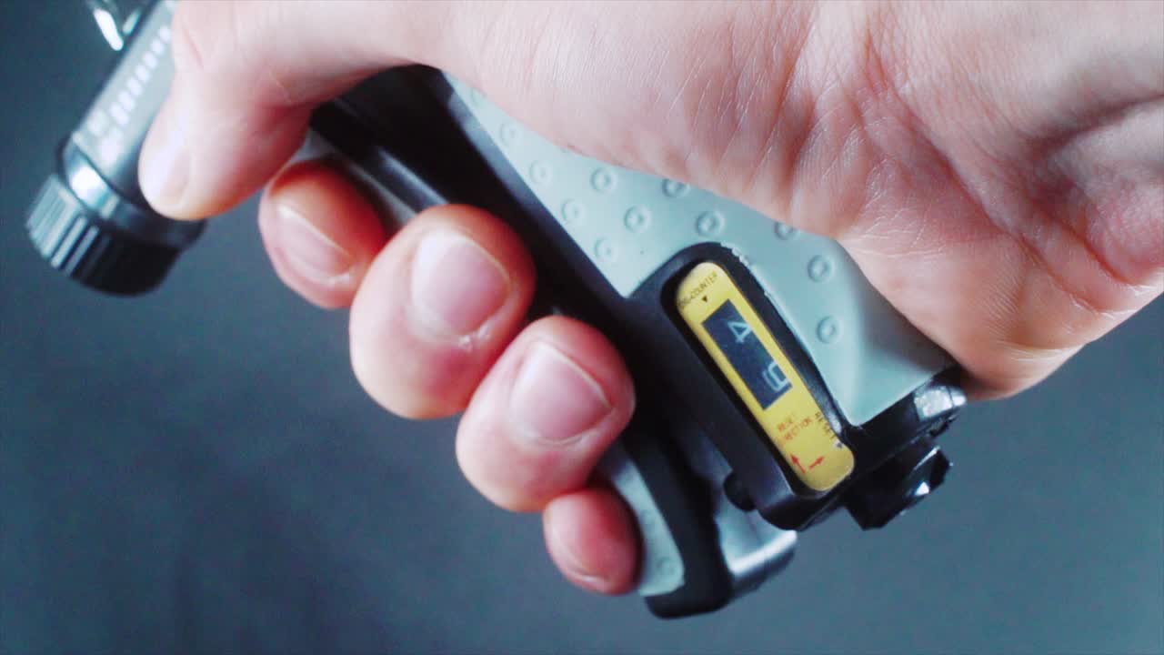 un primer plano macro de la mano de un hombre apretando un entrenador de abrazadera de brazo, video 4k, deporte de fitness, cámara lenta