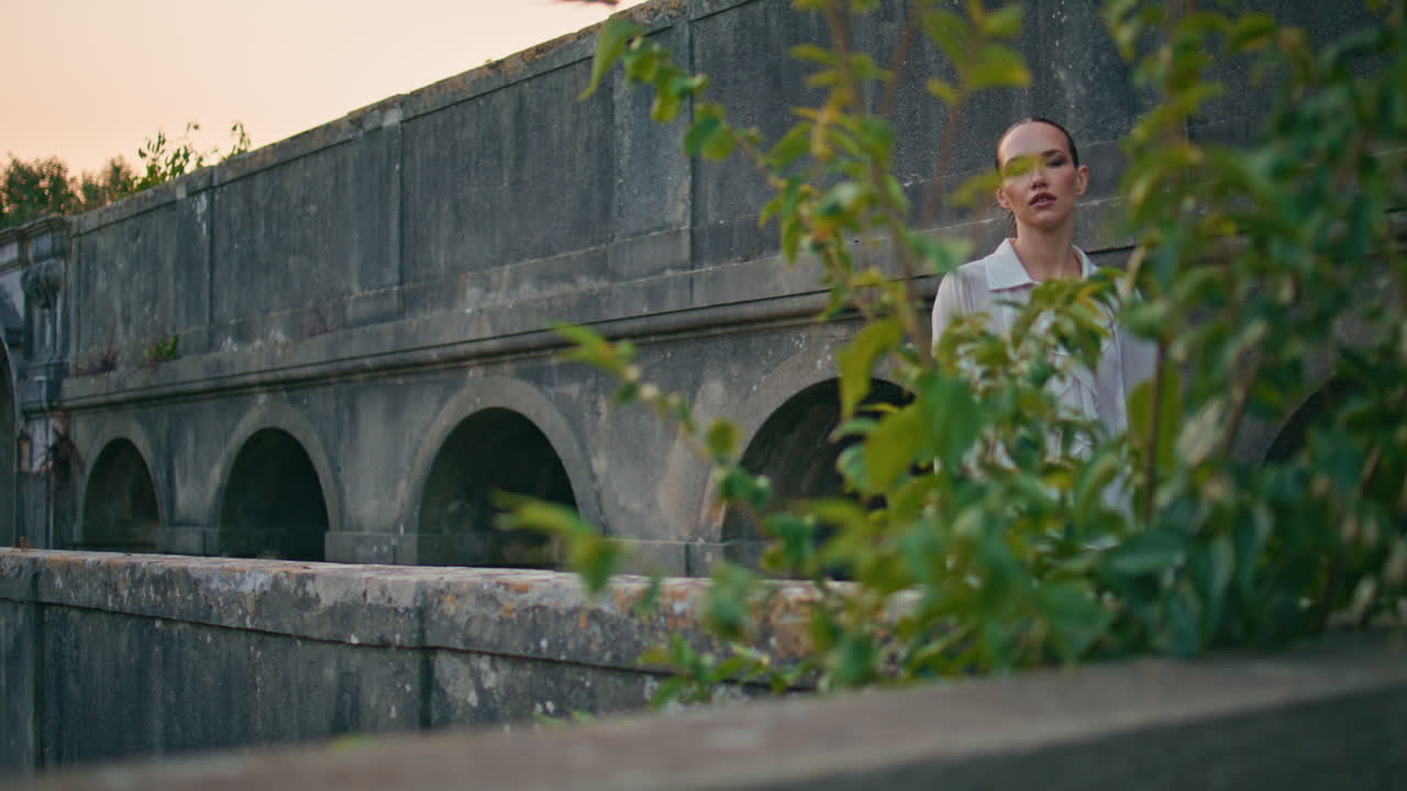 산책하는 소녀 궁전 테라스 버려진 장소를 즐기고 여성이 휴식을 취하는 성