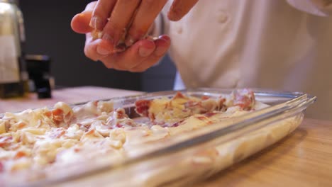 el chef hace bolas de comida con relleno