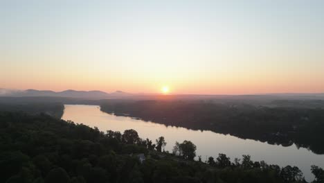 Helle-Sonne-über-Dem-Feld,-Den-Bergen-Und-Dem-Connecticut-River-Am-Frühen-Morgen-In-Massachusetts,-USA