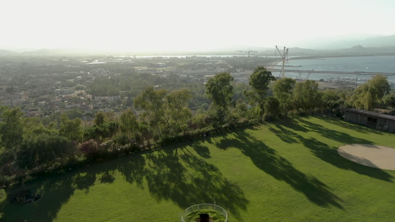 아르바탁스 사르데냐 항구를 드러내는 드론