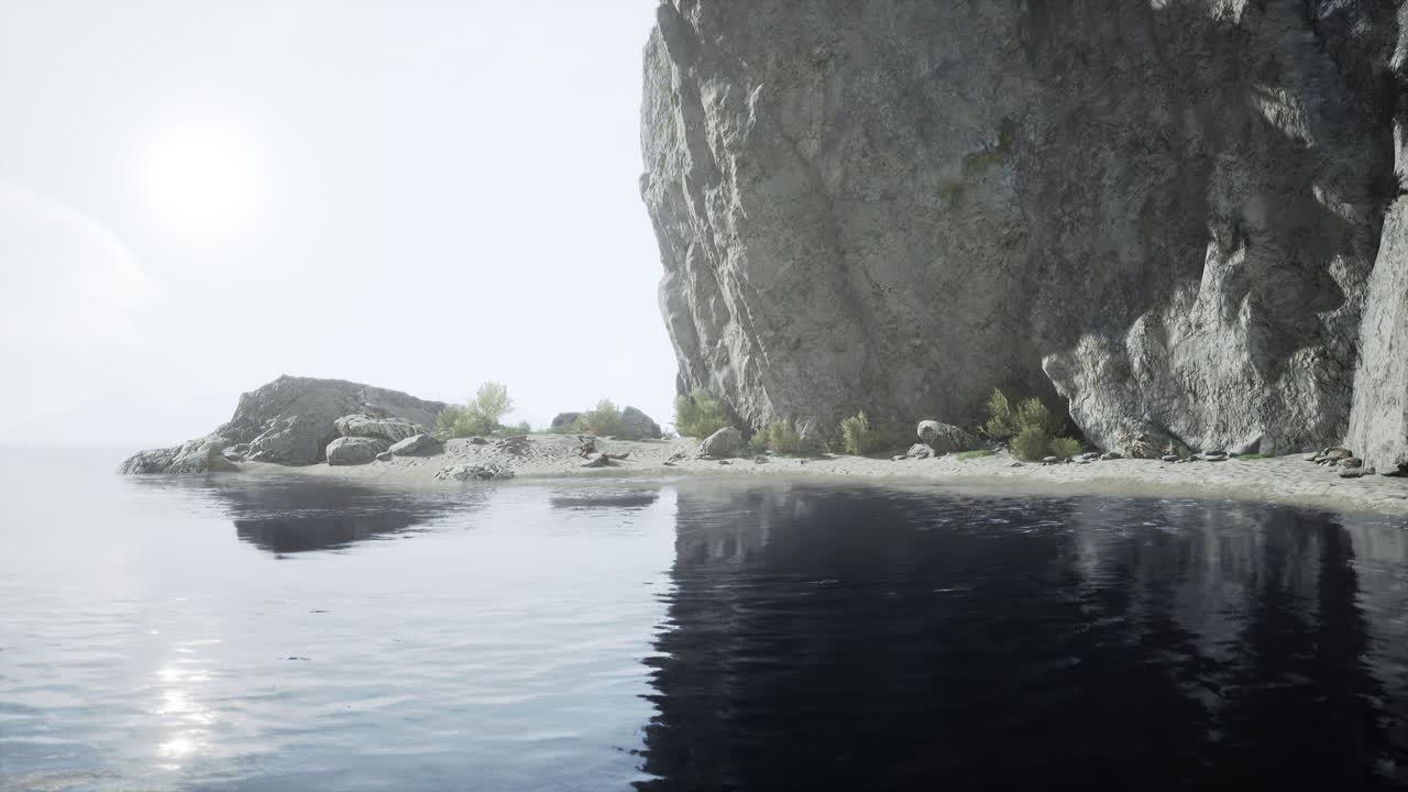 바위 절벽과 은 파란 물이 있는 멋진 해안선