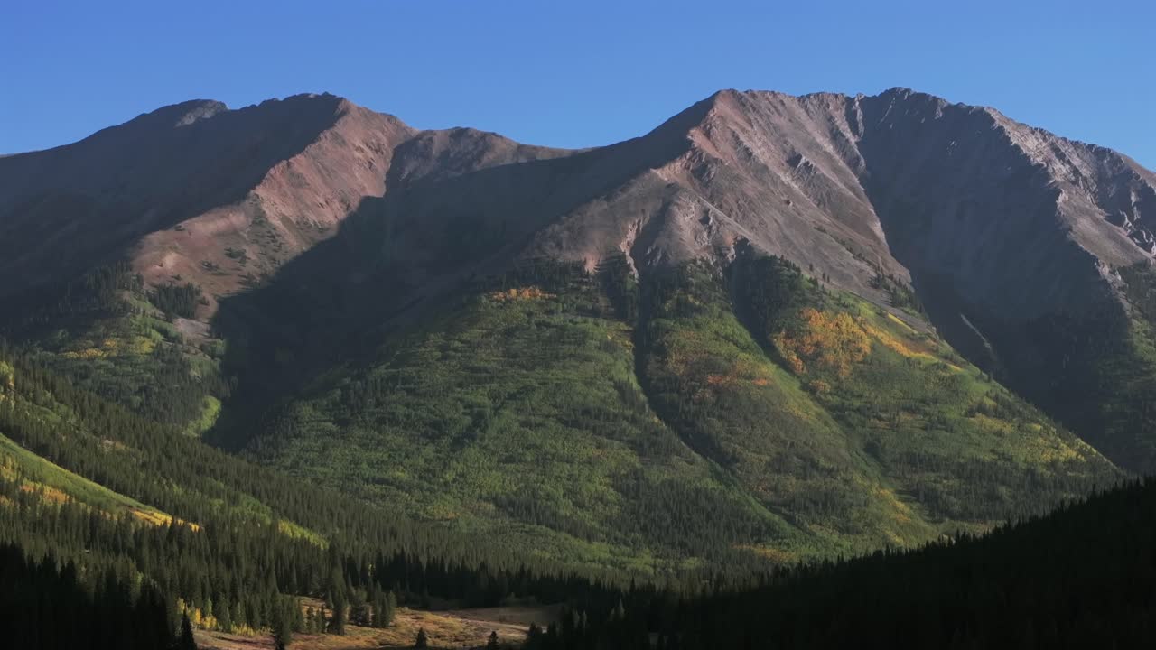 huron peak trailhead colegiados picos mañana valle la plata buena vista verano otoño otoño montañas rocosas colorado drone aéreo winfield campamento árboles de aspen mañana soleada cielo azul hacia adelante