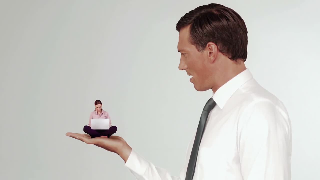 손에 노트북을 들고 앉은 여자를 들고 서 있는 사업가