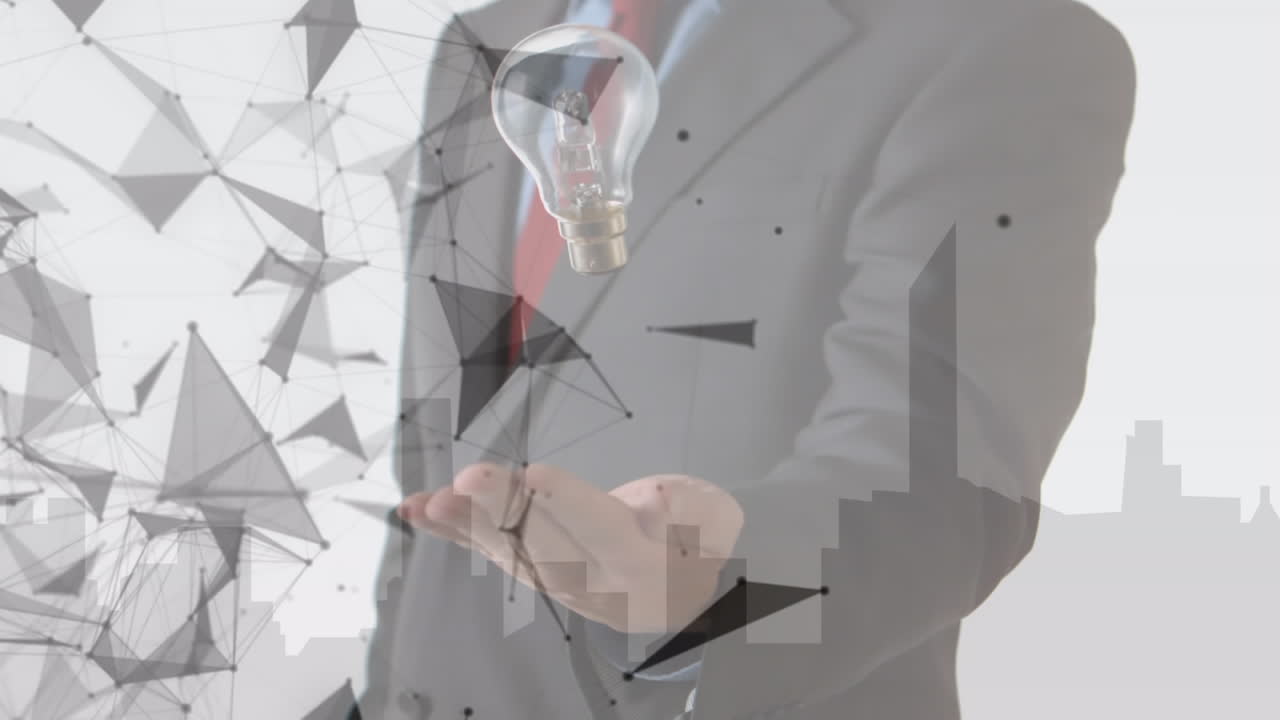 전구를 던지고 잡는 사업가 위에 회전하는 연결 네트워크의 애니메이션