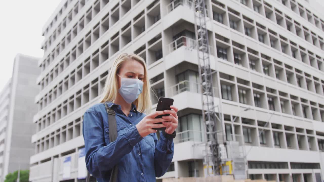 vista de ángulo bajo de una mujer caucásica con una máscara de coronavirus covid19