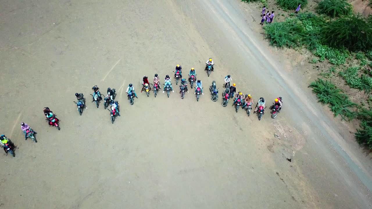 케냐의 마가디 호수를 여행할 준비가 된 오토바이 라이더 그룹