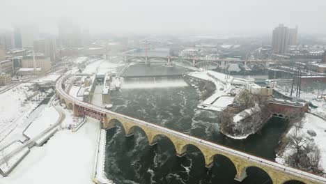 Drohnenblick-Auf-Die-Steinbogenbrücke-Von-Minneapolis-Und-Die-Saint-Anthony-Fälle