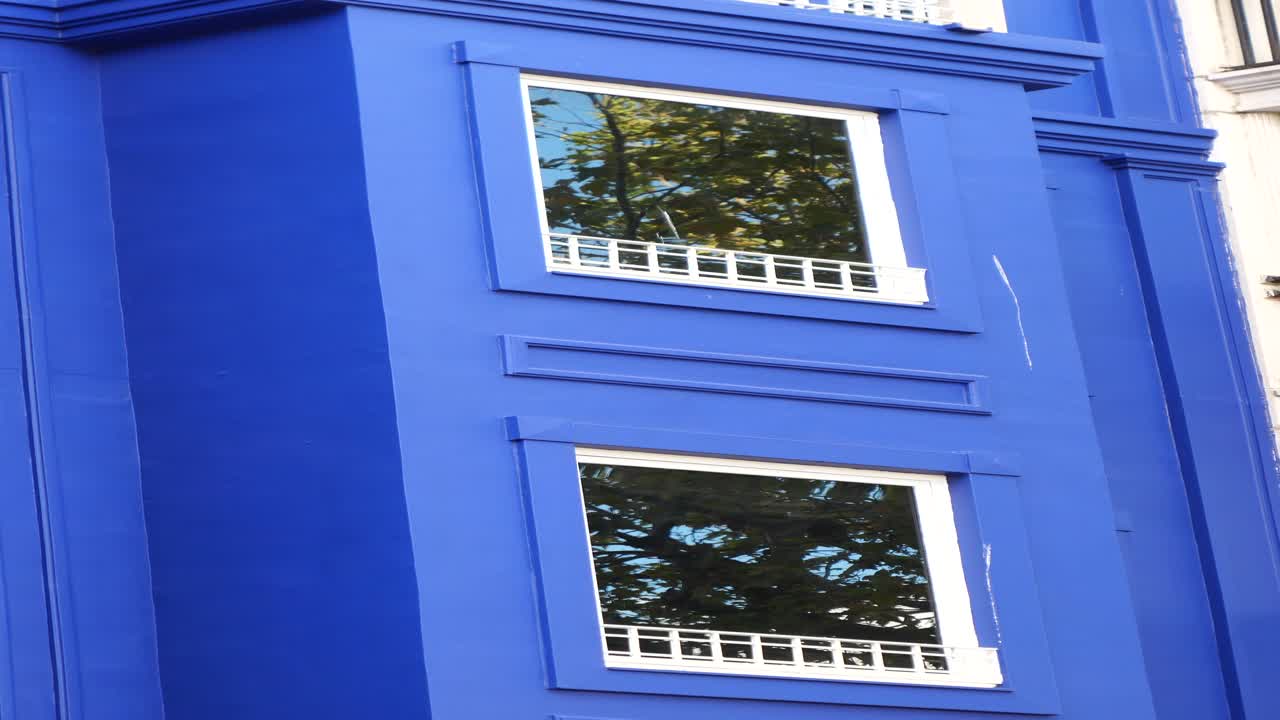 exterior del edificio azul con ventanas