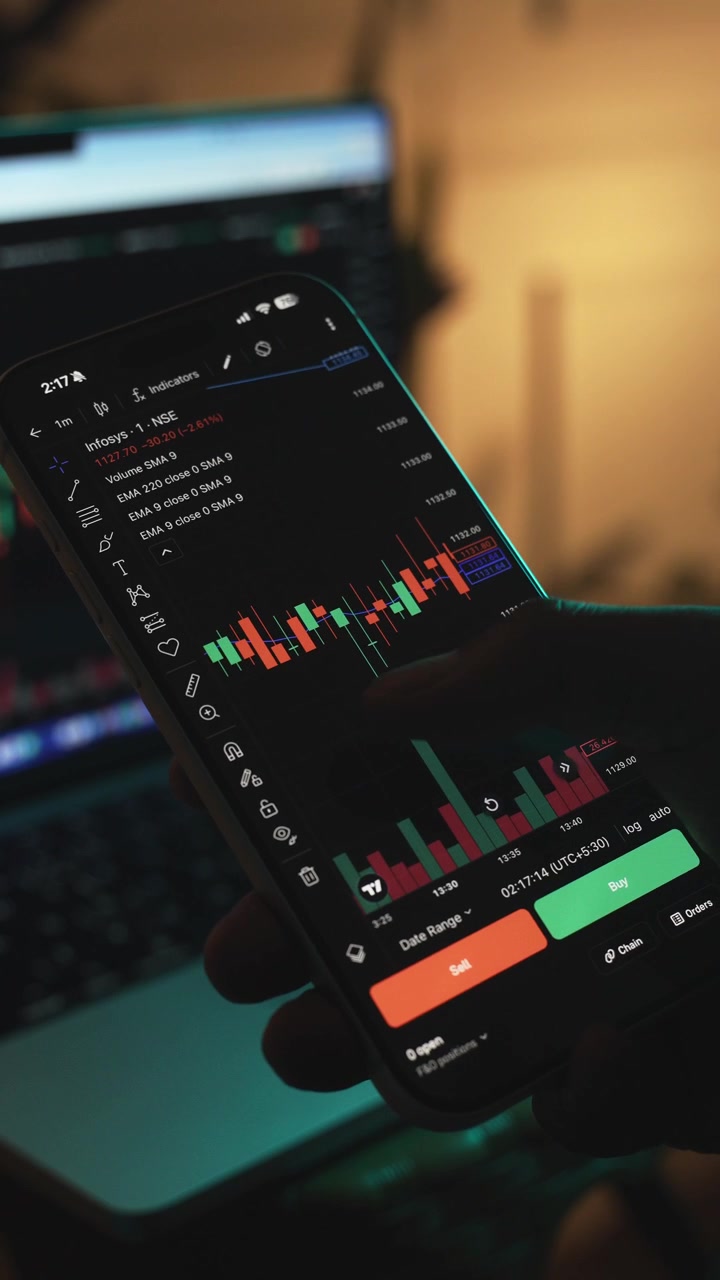 Trader che analizza i grafici del mercato azionario sullo smartphone tramite un'app di intermediazione