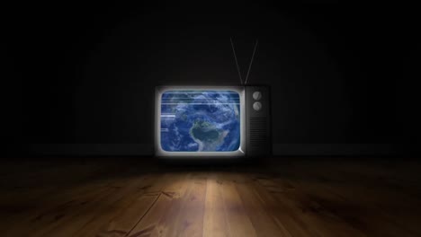 Televisión-Que-Se-Ilumina-En-Una-Habitación-Oscura-Con-Madera-En-El-Suelo.