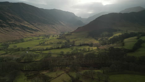 Blick-In-Großer-Höhe-Auf-Das-Grüne-Englische-Tal-Mit-Schattigen,-Nebligen-Bergen-Im-Englischen-Lake-District,-Großbritannien