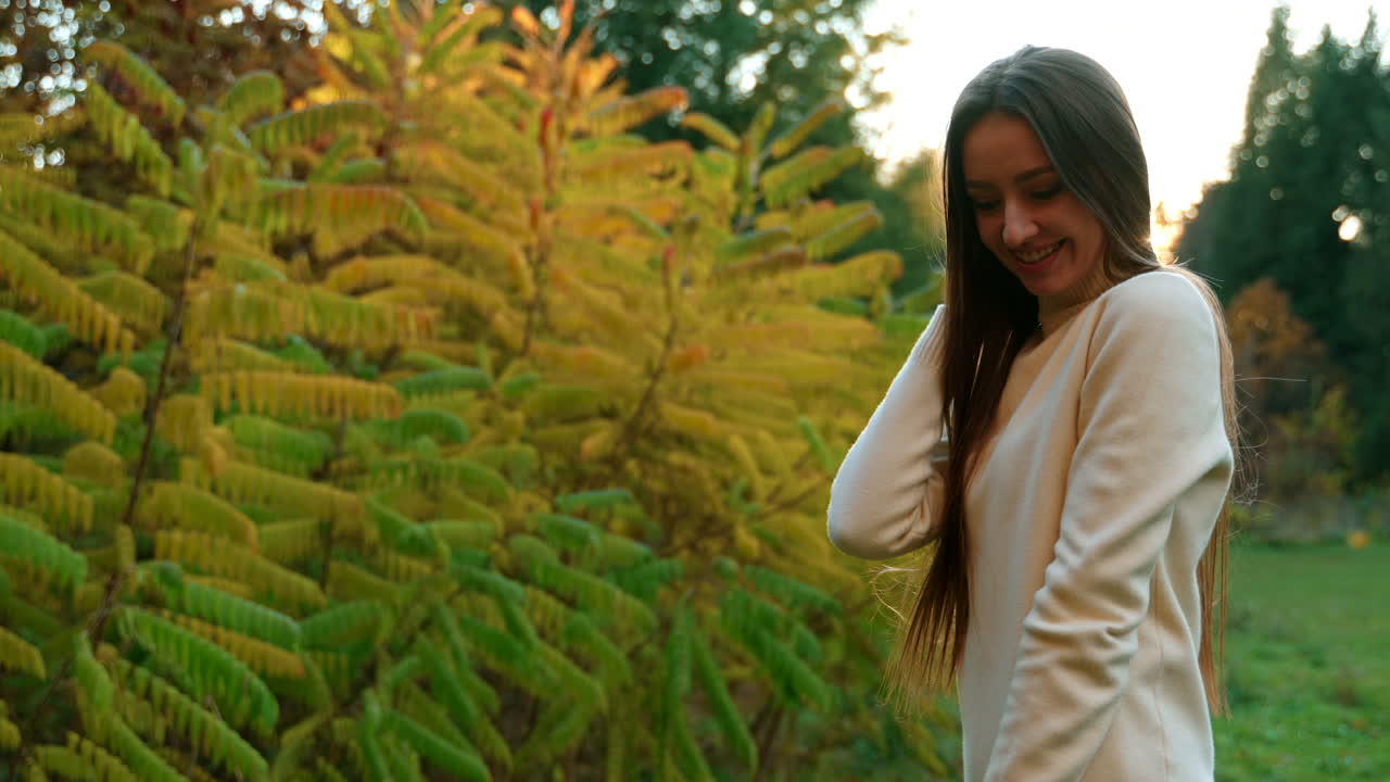 Mujer en el parque de otoño