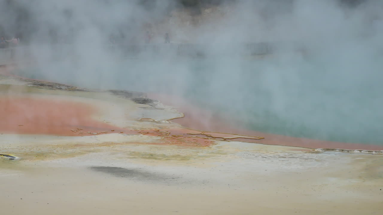toma panorámica de la piscina de champán hirviendo en la zona volcánica activa, wai-o-tapu