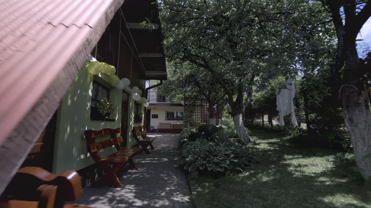 дом на одну семью с задним двором, полным зеленых растений и деревьев