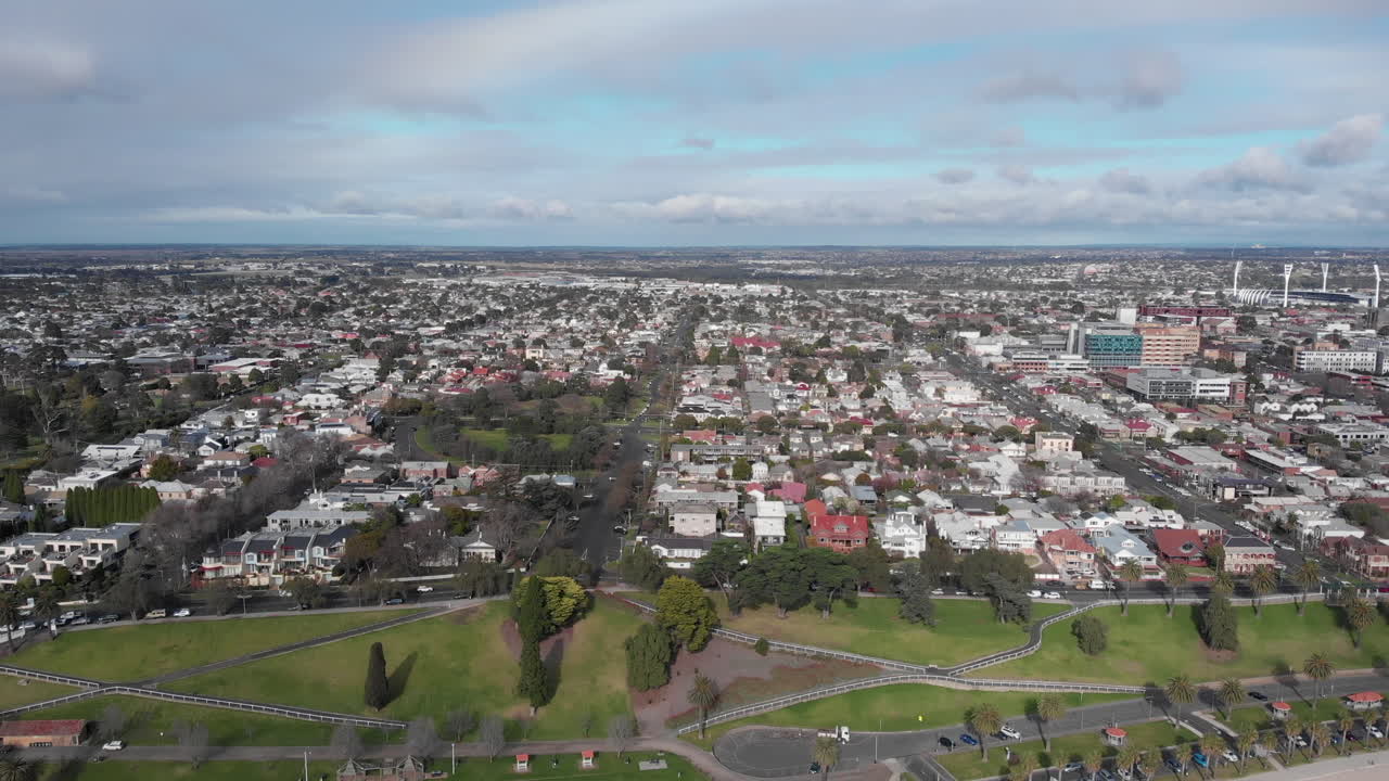 camión aéreo justo sobre el paisaje urbano de geelong, australia