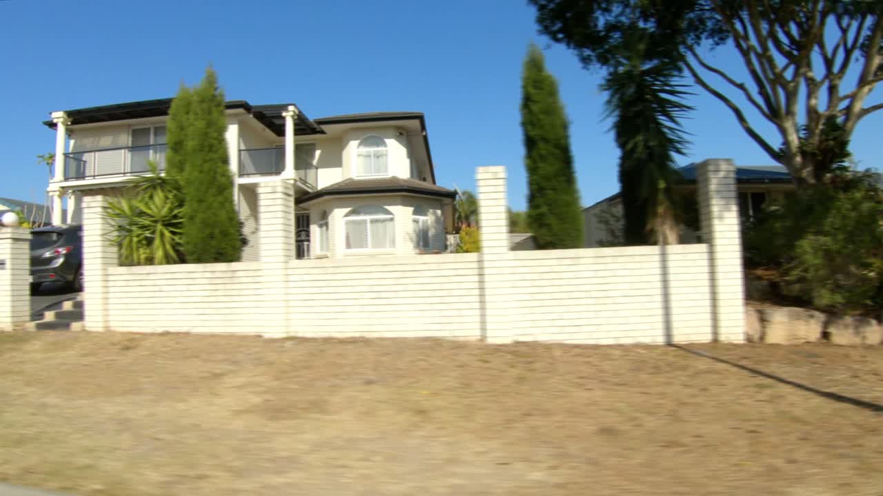 punto de vista de conducción orientado hacia la derecha de la tranquila calle de una ciudad suburbana australiana: ideal para el reemplazo de la pantalla verde de la escena interior del automóvil