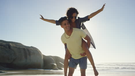 una pareja divirtiéndose en la playa.