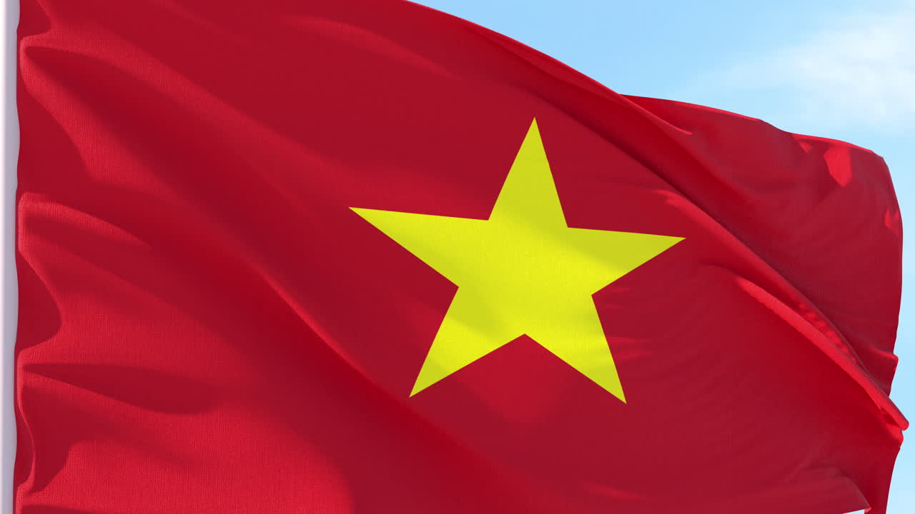 Bandera de Vietnam ondeando al viento contra el cielo azul
