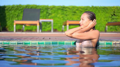 Mujer-Joven-Sexy-Acaricia-Su-Cabello-Mojado-En-La-Piscina