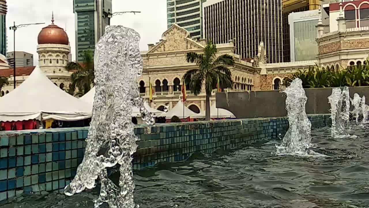 primeros planos o gotas de agua de fuente a una pequeña piscina en la ciudad
