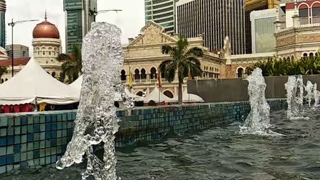 近距離或噴泉水滴到城市的小池