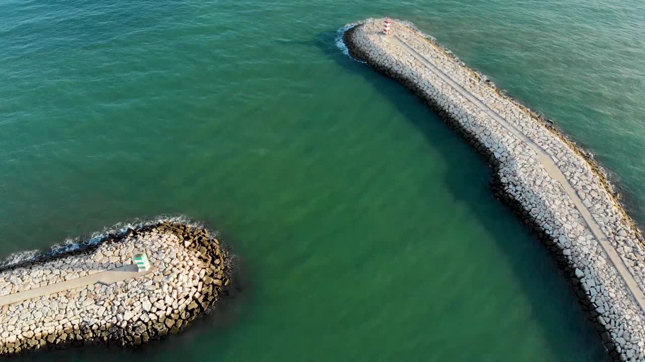 вид сверху на два маяка