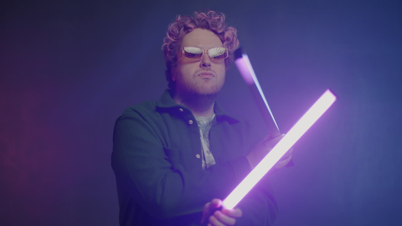Mand med neon-lyssværd