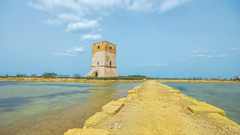 Zeitrafferaufnahme-Des-Alten-Turms-Im-Hafen-Von-Trapani-Mit-Anlegestelle-An-Einem-Sonnigen-Tag-In-Sizilien