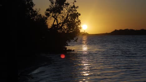 una puesta de sol sobre un lago en la región del lago gippsland en victoria australia