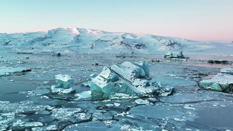 Laguna-Glacial-Jokulsarlon-Con-Aguas-Azules-E-Icebergs-Durante-El-Amanecer-En-Invierno-En-Islandia