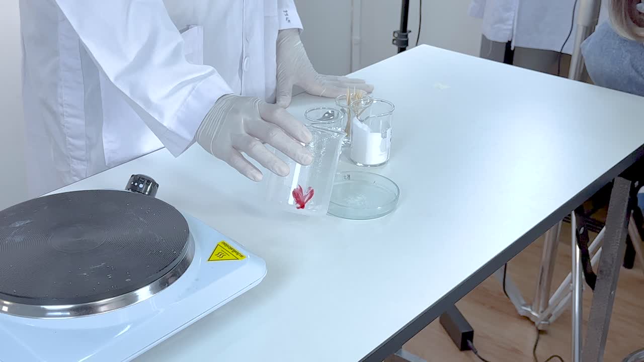 과학자는 나트 아세테트 결정화 과정을 보여줍니다.