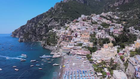 Drone-shot-of-the-beach-in-Positano,-Italy