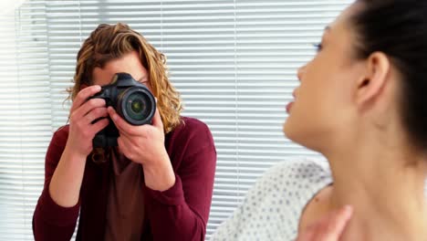 Weibliches-Model-Posiert-Für-Modeshooting