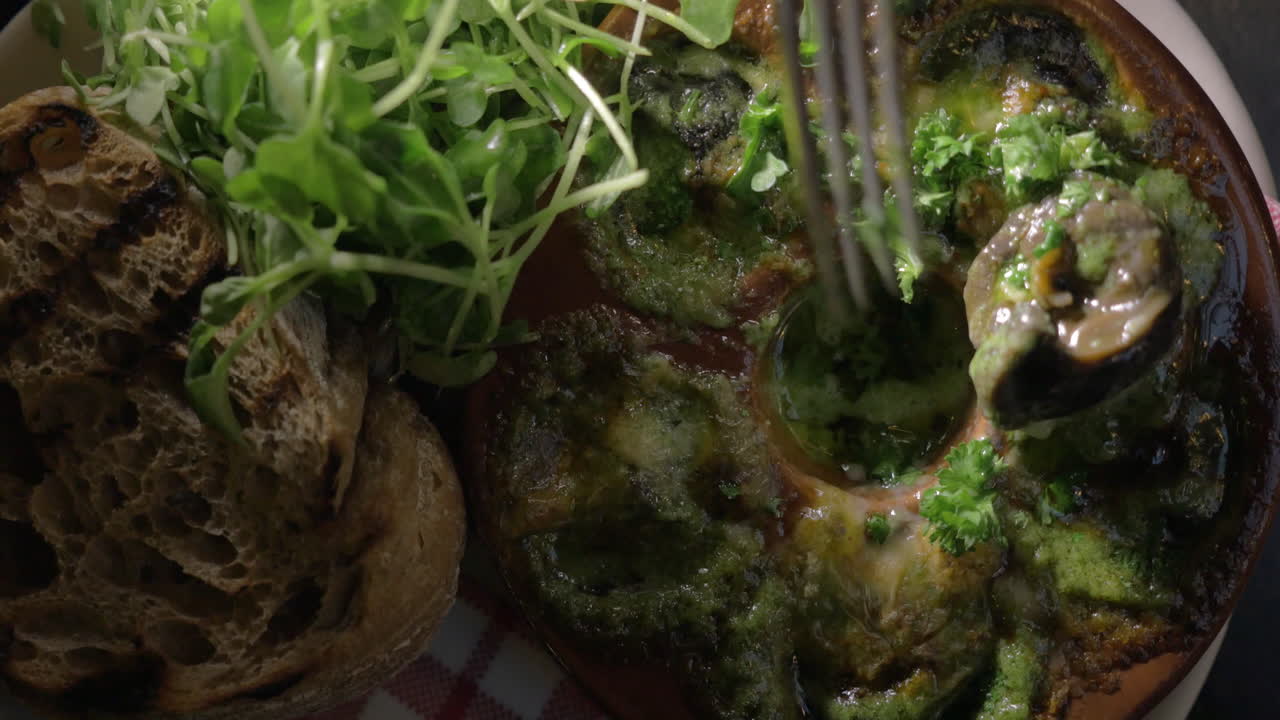 에스카르고트 요리 를 먹는 것